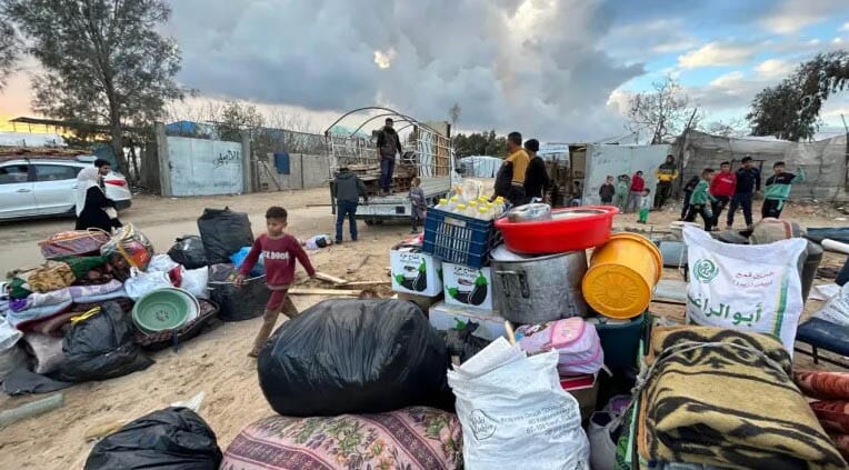 Diperkirakan 200.000 warga Palestina yang mengungsi meninggalkan Gaza selatan dan tengah pada hari Senin dan kembali ke utara [Mohamed Soulaimane/Al Jazeera]
